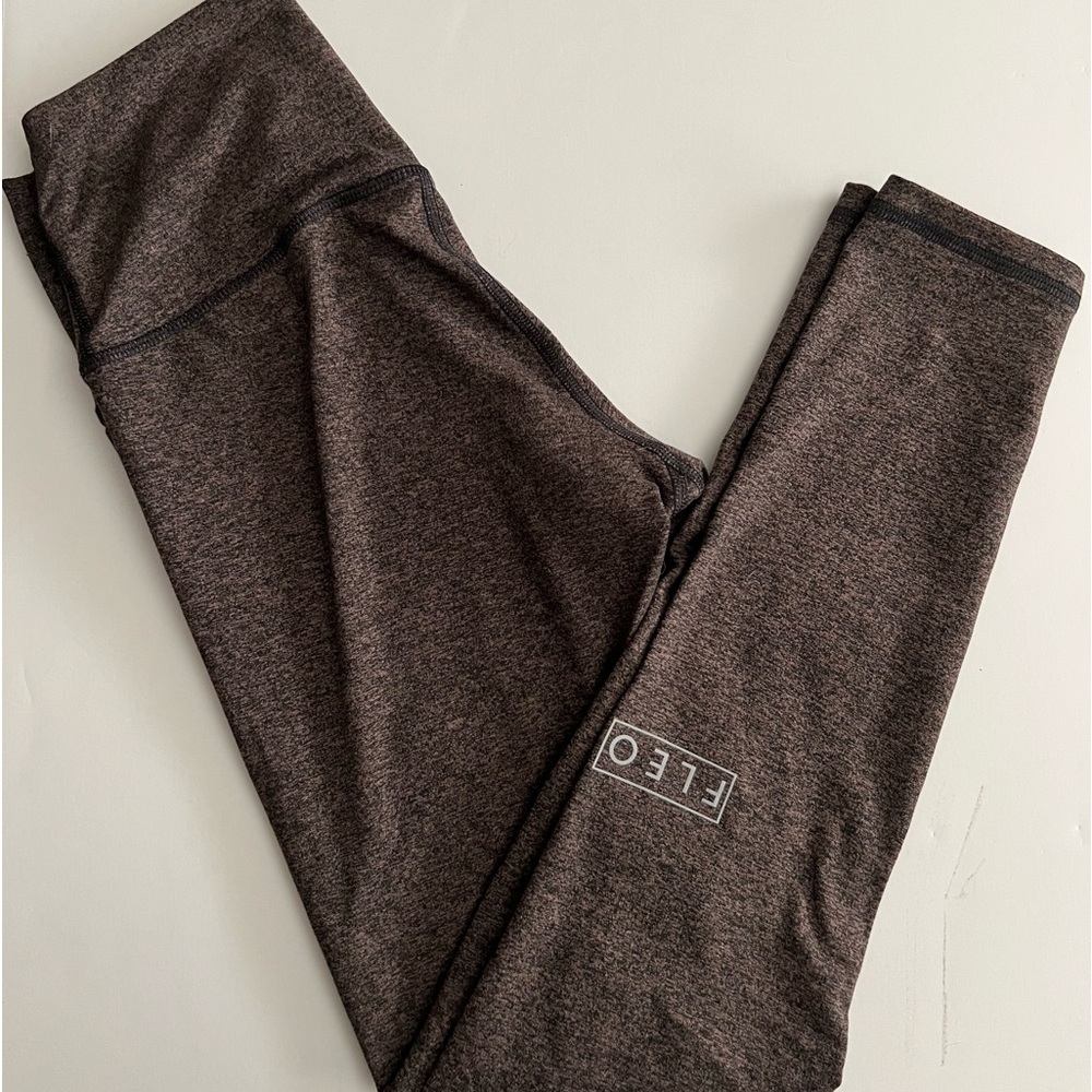 FLEO, Taupe Black Bounce 25” size small VEUC